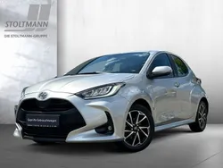 Shimmering silver metallic Gebraucht 2023 Toyota Yaris Basis Limousine | 18.444 € (Fairer Preis)