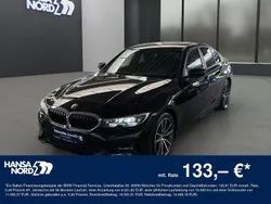 Schwarz / saphirschwarz (metallic) Gebraucht 2022 BMW 318 Performance Limousine | 20.550 € (Fairer Preis)