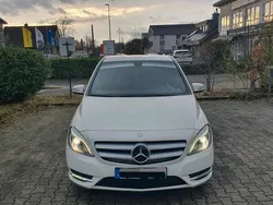Weiß Gebraucht 2025 Mercedes B200 Van / Kleinbus | 12.990 €
