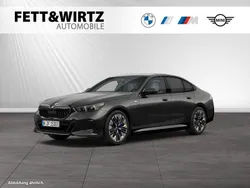 Sophistograu brillanteffekt metallic Gebraucht 2024 BMW 550e M Sport Limousine | 72.799 € (Superpreis)