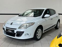 Weiß Gebraucht 2010 Renault Mégane III Dynamique Limousine | 5.980 € (Fairer Preis)