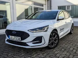 Frostweiß Gebraucht 2022 Ford Focus ST-Line Limousine | 21.990 € (Etwas zu teuer)