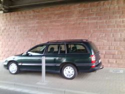 Grün Gebraucht 1998 Opel Omega Kombi | 1.500 €