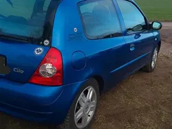 Blau Gebraucht 2005 Renault Clio II Kleinwagen | 800 €