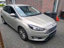Grau Gebraucht 2015 Ford Focus Titanium Limousine | 6.990 € (Fairer Preis)