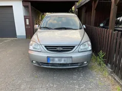 Grau Gebraucht 2004 Kia Carens 2 Van / Kleinbus | 2.700 € (Teuer)