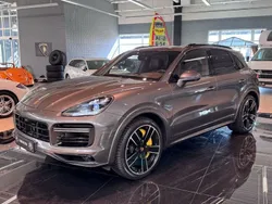 Grau Gebraucht 2019 Porsche Cayenne Turbo SUV | 64.995 €
