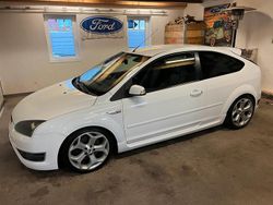 Weiß Gebraucht 2007 Ford Focus ST Limousine | 5.100 € (Guter Preis)