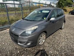 Grün Gebraucht 2011 Renault Clio Van / Kleinbus | 1.900 €