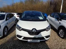 Weiss qnc+schwarz gne Gebraucht 2022 Renault Scénic IV Equilibre Van / Kleinbus | 21.990 € (Fairer Preis)
