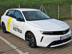 Jade weiss/arktis weiss Gebraucht 2022 Opel Astra Limousine | 21.490 € (Superpreis)