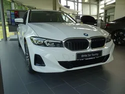 Grau Neu 2025 BMW 330e M Sport Limousine | 61.249 €
