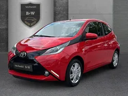 Rot Gebraucht 2015 Toyota Aygo X-play Kleinwagen | 5.990 € (Fairer Preis)