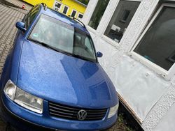 Blau Gebraucht 1999 VW Passat Basis Kombi | 1.399 € (Fairer Preis)