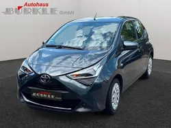 Grau Gebraucht 2021 Toyota Aygo X-play Kleinwagen | 11.990 € (Fairer Preis)