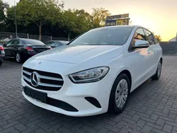 Weiß Gebraucht 2021 Mercedes B180 Van / Kleinbus | 15.900 € (Fairer Preis)