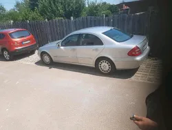 Silber Gebraucht 2005 Mercedes E220 Limousine | 2.600 €