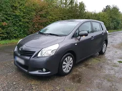 Grau Gebraucht 2011 Toyota Verso Van / Kleinbus | 5.500 €