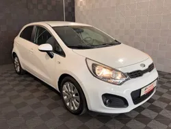 Weiß Gebraucht 2014 Kia Rio DREAM-TEAM Edition Limousine | 5.880 € (Fairer Preis)