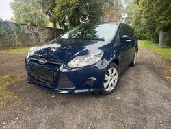 Blau Gebraucht 2014 Ford Focus Ambiente Limousine | 2.499 € (Superpreis)