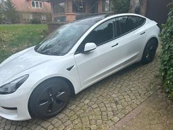 Weiß Gebraucht 2022 Tesla Model 3 Standard Range Plus Limousine | 29.999 € (Etwas zu teuer)