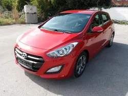 Rot Gebraucht 2016 Hyundai i30 Trend Limousine | 8.450 € (Fairer Preis)