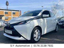 Weiß Gebraucht 2016 Toyota Aygo X-play Kleinwagen | 6.799 € (Guter Preis)