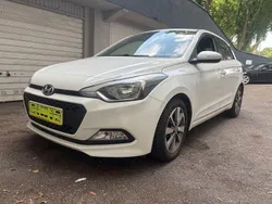 Weiß Gebraucht 2016 Hyundai i20 YES! Silver Limousine | 6.900 € (Guter Preis)