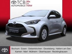 Shimmering silver metallic Gebraucht 2023 Toyota Yaris Hybrid Business Edition Limousine | 18.189 € (Fairer Preis)
