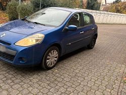 Blau Gebraucht 2010 Renault Clio II Kleinwagen | 2.000 €