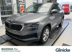 Graphitegrau metallic Gebraucht 2024 Skoda Karoq Selection SUV | 30.480 € (Fairer Preis)