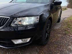 Schwarz Gebraucht 2014 Skoda Octavia Kombi | 8.999 € (Fairer Preis)