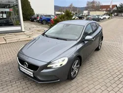 Grau Gebraucht 2016 Volvo V40 Momentum Kombi | 12.999 € (Etwas zu teuer)