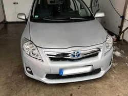 Grau Gebraucht 2012 Toyota Auris Hybrid Kleinwagen | 8.000 €