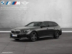 Sophistograu brillanteffekt Neu 2025 BMW 520 M Sport Kombi | 63.333 € (Guter Preis)