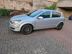 Grau Gebraucht 2004 Opel Astra Kleinwagen | 2.000 € (Fairer Preis)