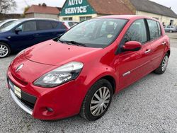 Rot Gebraucht 2010 Renault Clio II Limousine | 3.750 € (Teuer)