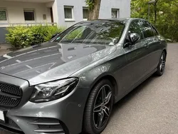 Grau Gebraucht 2020 Mercedes E220 AMG line Limousine | 38.000 €