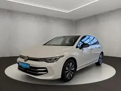 Pure white Gebraucht 2024 VW Golf VIII Life Limousine | 26.600 € (Guter Preis)