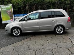 Grau Gebraucht 2010 Opel Zafira Van / Kleinbus | 2.750 € (Fairer Preis)