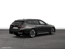 Grau Gebraucht 2024 BMW 540 Kombi | 70.765 €