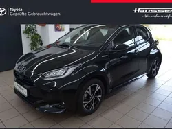 Schwarz metallic Neu 2025 Toyota Yaris Hybrid Comfort Kleinwagen | 27.940 € (Etwas zu teuer)