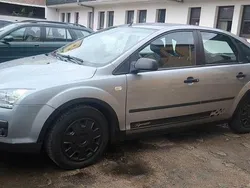 Grau Gebraucht 2005 Ford Focus Ambiente Limousine | 2.200 € (Fairer Preis)