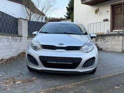 Silber Gebraucht 2013 Kia Rio FIFA World Cup Edition Limousine | 6.499 € (Guter Preis)