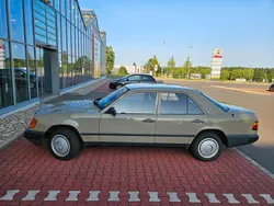 Beige Gebraucht 1988 Mercedes 200 Limousine | 4.950 €