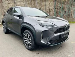 Grey metallic Gebraucht 2024 Toyota Yaris Hybrid Team SUV | 24.890 € (Fairer Preis)