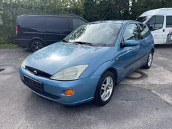 Blau Gebraucht 2001 Ford Focus Ambiente Limousine | 1.850 € (Etwas zu teuer)