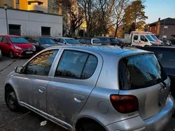 Grau Gebraucht 2003 Toyota Yaris Kleinwagen | 2.200 € (Fairer Preis)