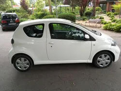 Weiß Gebraucht 2011 Toyota Aygo Cool Kleinwagen | 2.950 € (Fairer Preis)