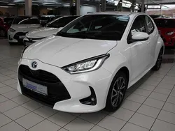 Schneeweiß Gebraucht 2022 Toyota Yaris Hybrid Comfort Kleinwagen | 19.790 € (Fairer Preis)